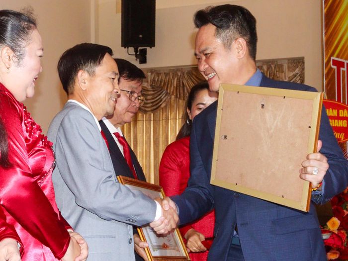 Chủ tịch Hội Doanh nhân trẻ Việt Nam Đặng Hồng Anh trao bằng khen của Hội Doanh nhân trẻ Việt Nam cho các tập thể, cá nhân xuất sắc.
