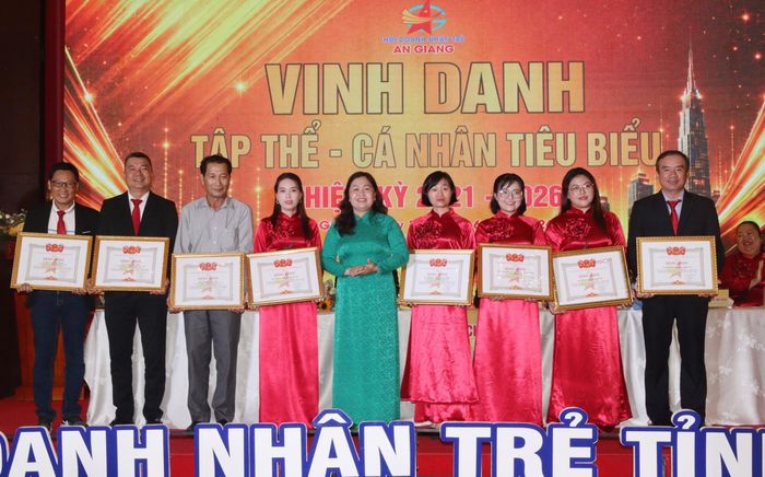 Các tập thể, cá nhân nhận khen thưởng của Hội Liên hiệp Thanh niên tỉnh An Giang.