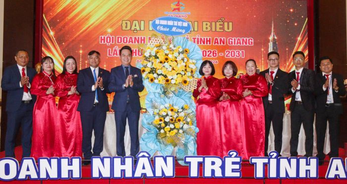 Phó Chủ tịch Hội Liên hiệp Thanh niên Việt Nam, Chủ tịch Hội Doanh nhân trẻ Việt Nam Đặng Hồng Anh (thứ năm, từ trái qua) tặng hoa chúc mừng đại hội.