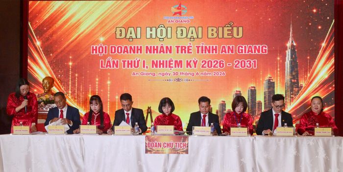 Đoàn Chủ tịch điều hành đại hội.