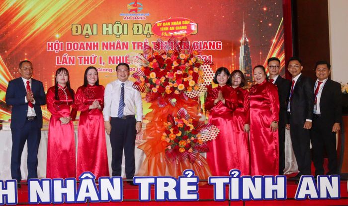 Phó Chủ tịch UBND tỉnh An Giang Lê Trung Hồ (thứ tư, từ trái qua) tặng hoa chúc mừng đại hội.