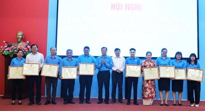 Tập thể, cá nhân nhận bằng khen của Tổng Liên đoàn Lao động Việt Nam và Liên đoàn Lao động tỉnh về hoạt động tháng công nhân và tháng hành động về an toàn, vệ sinh lao động năm 2026.