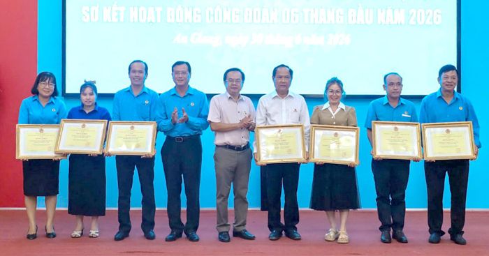 Trao bằng khen Tổng Liên đoàn Lao động Việt Nam cho các tập thể có thành tích xuất sắc trong phong trào thi đua lao động giỏi và xây dựng tổ chức Công đoàn vững mạnh năm 2025.