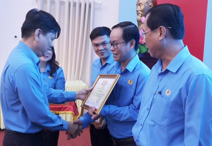Tập thể, cá nhân nhận bằng khen của Liên đoàn Lao động tỉnh có thành tích xuất sắc trong thực hiện Nghị quyết 02-NQ/TW.