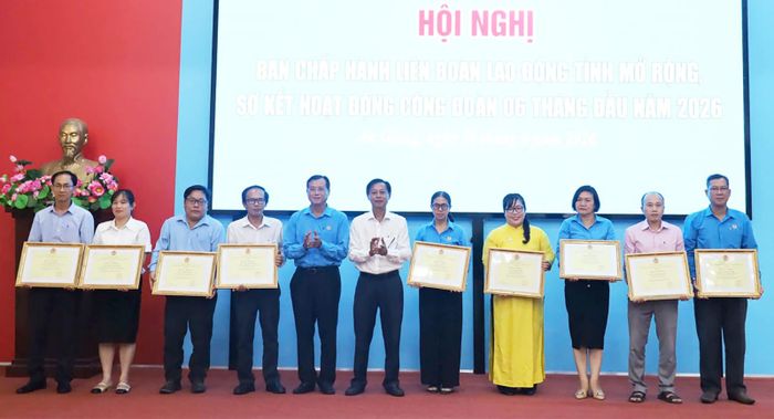 Các cá nhân có thành tích xuất sắc trong phong trào thi đua lao động giỏi và xây dựng tổ chức Công đoàn vững mạnh năm 2025 nhận bằng khen của Tổng Liên đoàn Lao động Việt Nam.