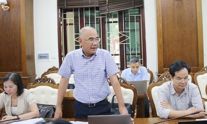  Đồng chí Nguyễn Xuân Đoàn, Phó Giám đốc Sở Xây dựng đề nghị xã Lục Nam làm rõ một số nội dung về giá vật liệu xây dựng. 