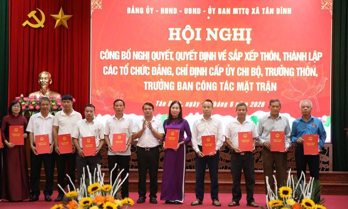  Lãnh đạo UBND xã Tân Dĩnh trao quyết định cho các trưởng thôn. 