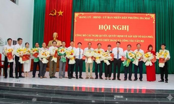  Bí thư Đảng ủy và Chủ tịch UBND phường Đa Mai tặng hoa chúc mừng các đồng chí được chỉ định làm tổ trưởng tổ dân phố. 