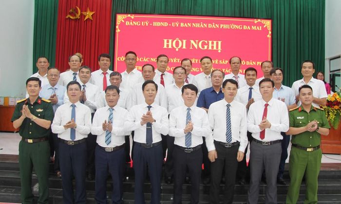  Các đồng chí Thường vụ Đảng ủy phường Đa Mai chúc mừng các đồng chí được chỉ định bí thư chi bộ các tổ dân phố. 
