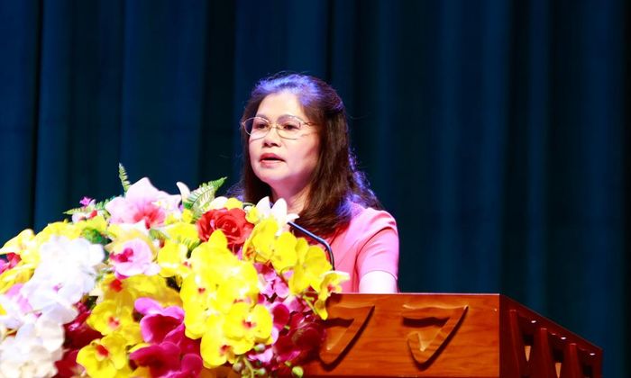  Phó Chủ tịch HĐND tỉnh Lâm Thị Hương Thành trình bày dự thảo Nghị quyết thông qua Đề án công nhận tỉnh Bắc Ninh đạt tiêu chí đô thị loại I. 