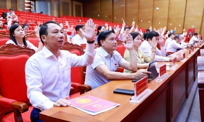  Các đại biểu HĐND tỉnh biểu quyết thông qua nghị quyết. 