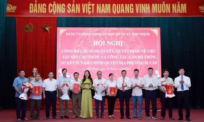  Các đồng chí Thường trực Đảng ủy xã Hợp Thịnh trao quyết định, tặng hoa chúc mừng cho đại diện các chi bộ. 