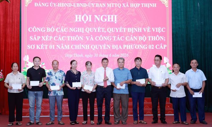  Đồng chí Nguyễn Văn Khanh, Bí thư Đảng ủy, Chủ tịch HĐND xã tặng quà tri ân các đồng chí bí thư chi bộ thôn nghỉ công tác dịp này. 