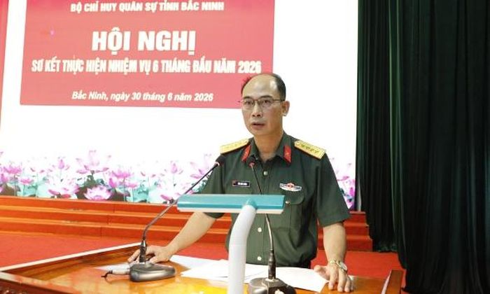  Đại tá Văn Khắc Thành phát biểu tại hội nghị. 