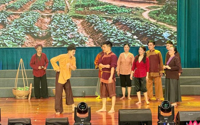  Cảnh trong vở diễn "Hoàng Vân mảnh đất anh hùng" của đoàn nghệ thuật xã Hoàng Vân. 