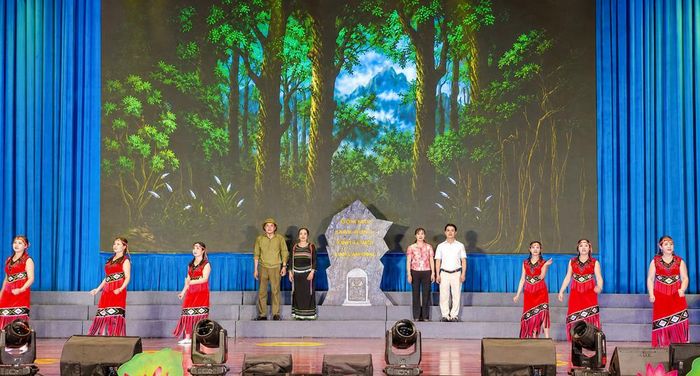  Trích đoạn "Bài thơ trên vách đá" của phường Cảnh Thụy khiến khán giả xúc động. 