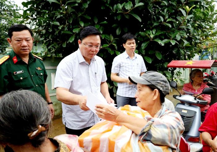 Chủ tịch Ủy ban MTTQ Việt Nam thành phố Lê Trí Thanh trao quà cho người dân bị ảnh hưởng mưa lũ năm 2025. Ảnh: MTTQ cung cấp