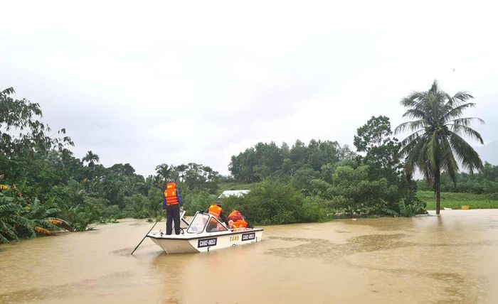 Công tác hiệp đồng, điều phối các lực lượng trong ứng cứu thiên tai hết sức quan trọng. Trong ảnh, lực lượng chức năng xã Hiệp Đức dùng cano di dời dân khỏi khu vực ngập lụt. Ảnh: HĐ