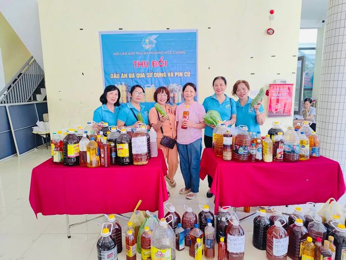 Hội Liên hiệp Phụ nữ phường Hòa Cường triển khai chương trình “Thu đổi dầu ăn cũ lấy rau xanh”. Ảnh: THANH XUÂN