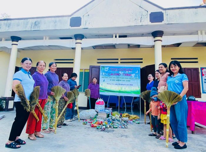 Hội Liên hiệp Phụ nữ phường Hương Trà triển khai chương trình “Đổi rác thải tái chế lấy chổi quét nhà”. Ảnh: THANH XUÂN
