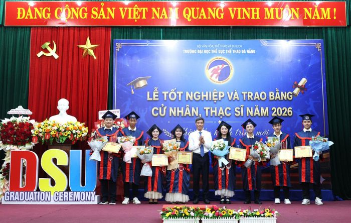 Nhà trường biểu dương các sinh viên tiêu biểu có thành tích xuất sắc trong học tập, rèn luyện. Ảnh: NGỌC HÀ