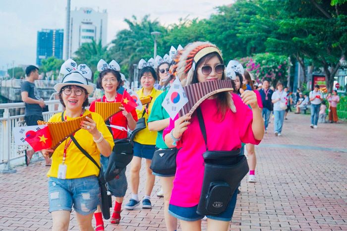 Khách Hàn Quốc du lịch tại Đà Nẵng. Ảnh: QUỐC TUẤN