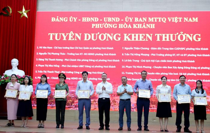 Phường Hòa Khánh khen thưởng các cá nhân xuất sắc trong triển khai chính quyền địa phương 2 cấp. Ảnh: TRỌNG HUY