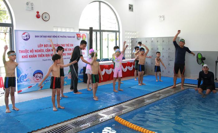Trước nguy cơ đuối nước trẻ em, việc nâng cao kỹ năng bơi hết sức quan trọng. Trong ảnh: Lớp dạy bơi miễn phí cho học sinh và trẻ em nghèo trên địa bàn phường Thanh Khê. Ảnh: ĐẮC MẠNH