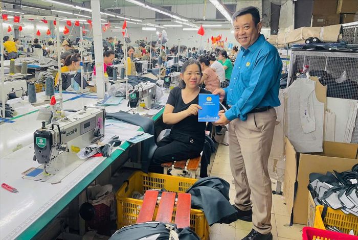 Công đoàn phường Hòa Khánh cùng Công đoàn cơ sở Công ty TNHH Gimec Việt Nam thăm và tặng quà hỗ trợ trường hợp công nhân lao động đang gặp hoàn cảnh khó khăn. Ảnh: CÔNG ĐOÀN PHƯỜNG HÒA KHÁNH