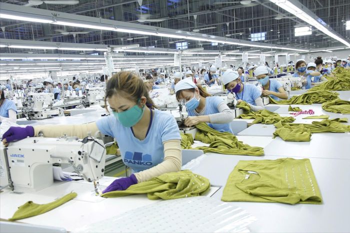 Chăm lo đời sống người lao động là nền tảng để doanh nghiệp ổn định sản xuất và phát triển bền vững. Ảnh: HOÀNG ĐẠO