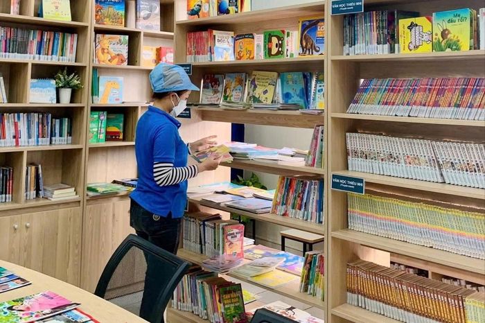 Công nhân đọc sách tại thư viện ở Công ty Sedo Vinako (Cụm Công nghiệp Đông Yên, xã Duy Xuyên) trong giờ nghỉ. Ảnh: CÔNG ĐOÀN XÃ DUY XUYÊN