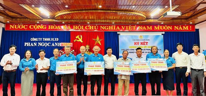 Công đoàn xã Nam Phước phối hợp với các mạnh thường quân trao hỗ trợ chương trình “Mái ấm Công đoàn”. Ảnh: HOÀNG ĐẠO