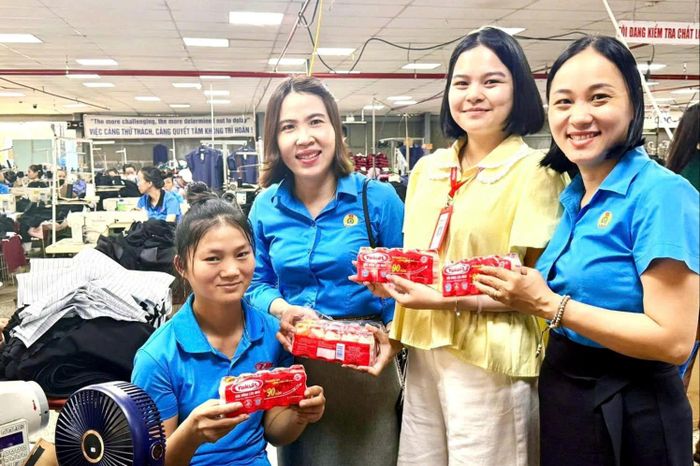 Chương trình “Giải nhiệt mùa hè - Tiếp sức người lao động” góp phần động viên đoàn viên, người lao động trong những ngày làm việc dưới thời tiết khắc nghiệt. Ảnh: HOÀNG ĐẠO