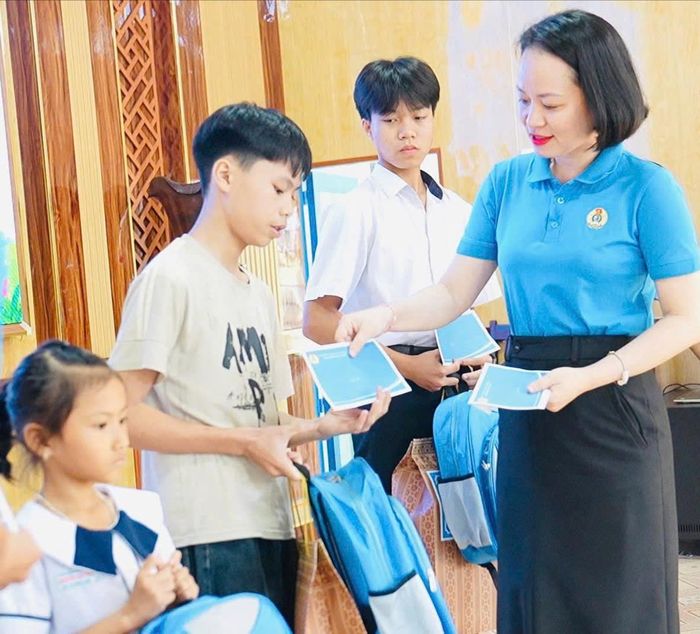 Công đoàn xã Duy Xuyên tổ chức gặp mặt, tuyên dương cho con đoàn viên có hoàn cảnh khó khăn nhân dịp Tháng Công nhân 2026. Ảnh: CÔNG ĐOÀN XÃ DUY XUYÊN