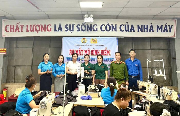 Công đoàn xã Nam Phước phối hợp công an địa phương triển khai mô hình “Văn hóa an toàn lao động tại nơi làm việc”. Ảnh: CÔNG ĐOÀN XÃ NAM PHƯỚC