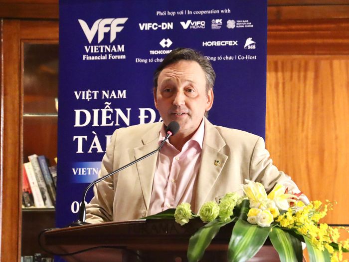 Ông Gentzsch Andre, Phó Chủ tịch HORECFEX VIETNAM (đơn vị tổ chức các diễn đàn, triển lãm và nền tảng kết nối kinh doanh chuyên ngành, hướng đến việc thúc đẩy đổi mới, hợp tác và phát triển bền vững trong cộng đồng doanh nghiệp) chia sẻ thông tin tại buổi họp báo. Ảnh: QUỐC TUẤN