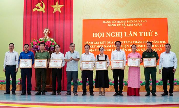 Lãnh đạo xã Tam Xuân khen thưởng 8 tập thể có thành tích xuất sắc trong triển khai thực hiện mô hình chính quyền địa phương 2 cấp. Ảnh: HỒ QUÂN