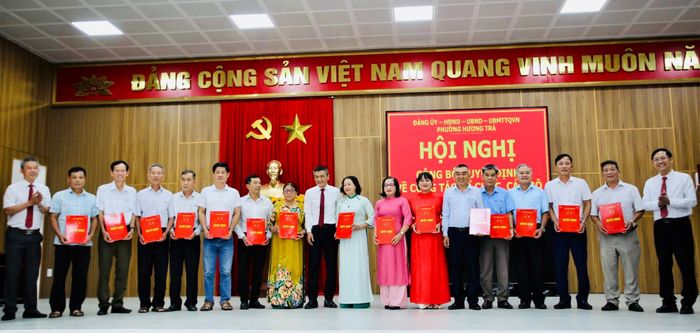 Phường Hương Trà trao quyết định chỉ định chi ủy, bí thư, phó bí thư chi bộ tổ dân phố. Ảnh: ALĂNG NGƯỚC