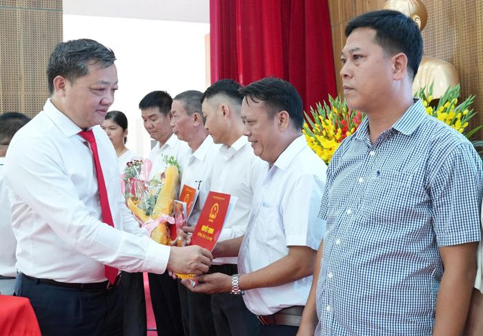 Lãnh đạo phường Sơn Trà trao quyết định cho các tổ trưởng tổ dân phố lâm thời sau sắp xếp. Ảnh: T.CÔNG