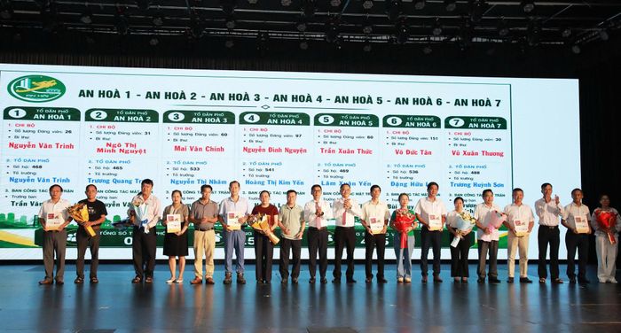 Lãnh đạo phường An Hải trao quyết định cho các chi bộ, tổ dân phố và ban công tác Mặt trận trên địa bàn phường. Ảnh: ĐẮC MẠNH