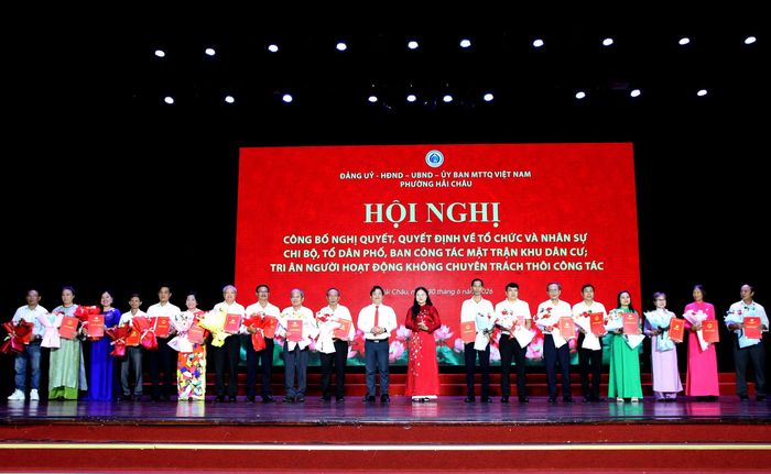 Lãnh đạo phường Hải Châu trao các quyết định nhân sự tại hội nghị. Ảnh: TRỌNG HUY