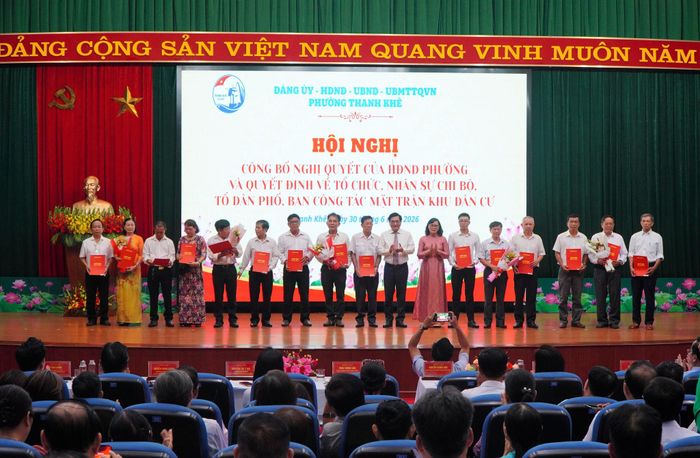 Lãnh đạo Đảng ủy phường Thanh Khê trao các quyết định thành lập chi bộ, tổ dân phố, ban công tác Mặt trận các tổ dân phố mới sau sắp xếp. Ảnh: TÂM ĐAN