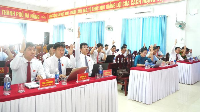 Các đại biểu HĐND xã Quế Phước (khóa II) biểu quyết thông qua các Nghị Quyết tại kỳ họp. Ảnh: MINH THÔNG