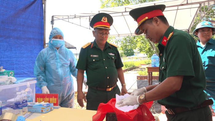 Các mẫu đủ điều kiện được bàn giao về trên theo đúng quy định. Ảnh: GIANG BIÊN