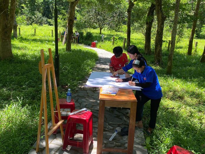 Học sinh tham gia hoạt động thi vẽ tranh tại Trại hè xã Trà Tân năm 2026.