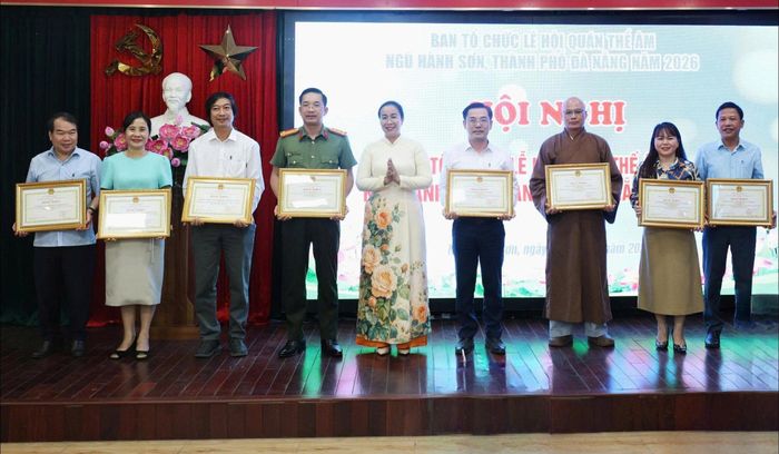 Phó Chủ tịch UBND thành phố Nguyễn Thị Anh Thi (giữa) tặng bằng khen của Chủ tịch UBND thành phố cho 9 tập thể và 6 cá nhân. Ảnh: NGỌC HÀ