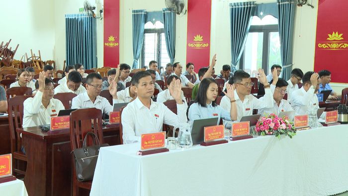 Đại biểu HĐND xã Phước Trà biểu quyết thông qua nghị quyết kỳ họp. Ảnh: QUỐC THÀNH