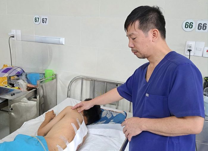 Tầm soát vẹo cột sống giúp trẻ được can thiệp kịp thời, tránh biến chứng về sau. Ảnh: DUY AN
