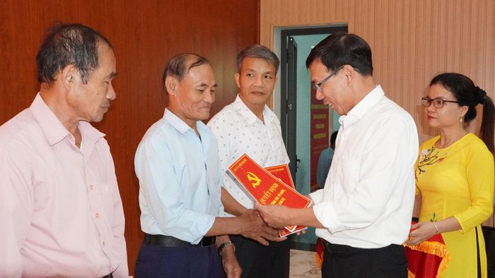 Bí thư Đảng ủy xã Tiên Phước Nguyễn Hồng Minh trao quyết định chỉ định Bí thư chi bộ các thôn sau sắp xếp. Ảnh: D.Lệ