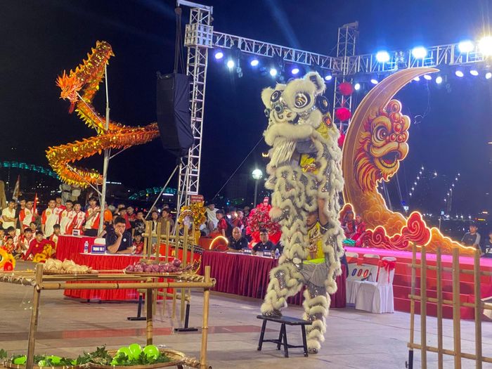 Lễ hội thu hút 25 đội lân, sư, rồng tham gia tranh tài. Ảnh: KHÁNH LINH